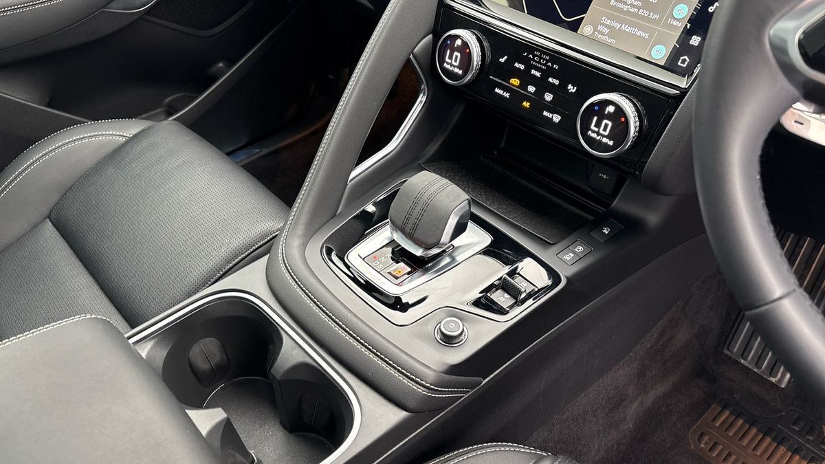 Jaguar E-PACE Image 36