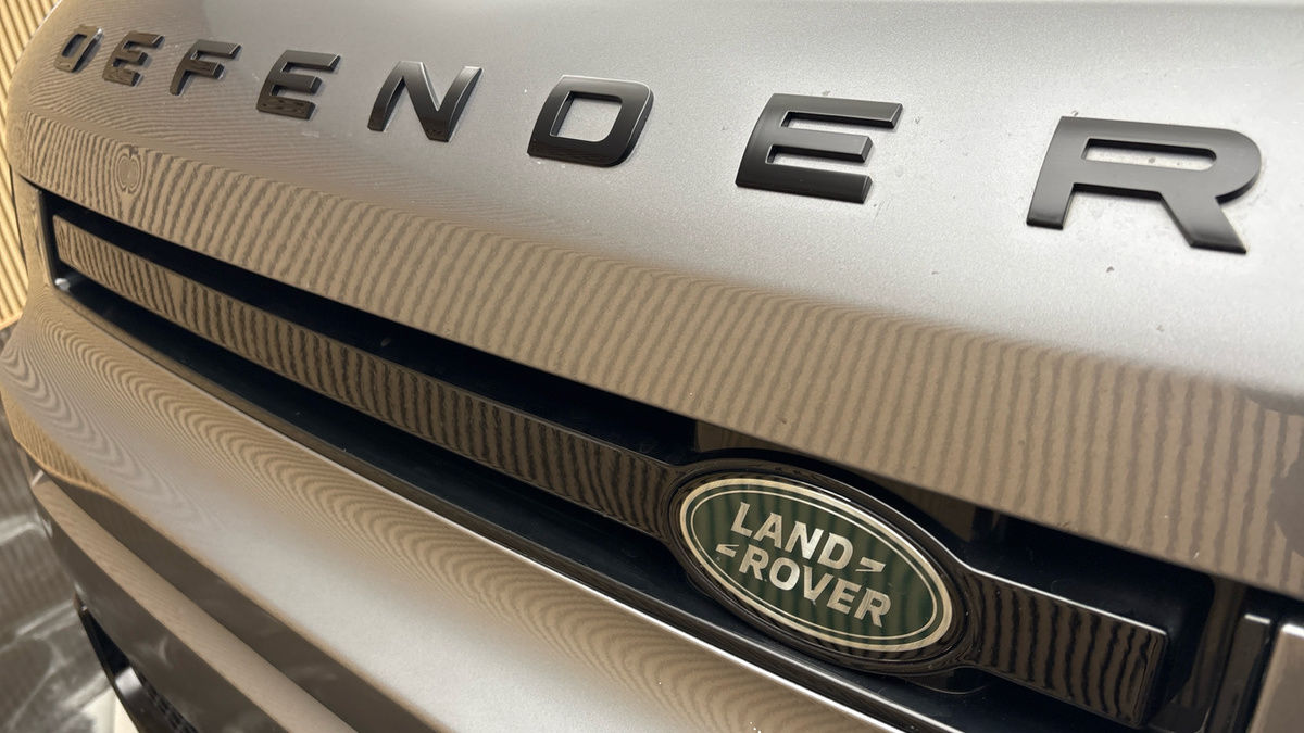 Land Rover Defender 110 Image 24