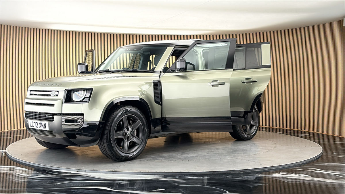 Land Rover Defender 110 Image 22