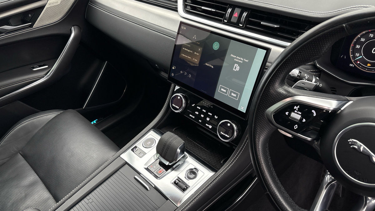 Jaguar F-PACE Image 18