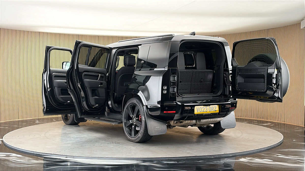 Land Rover Defender 110 Image 23