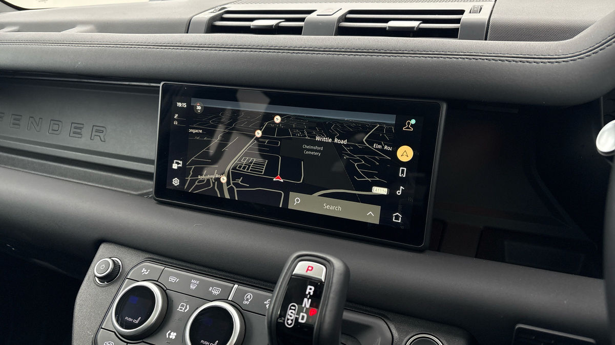 Land Rover Defender 110 Image 17