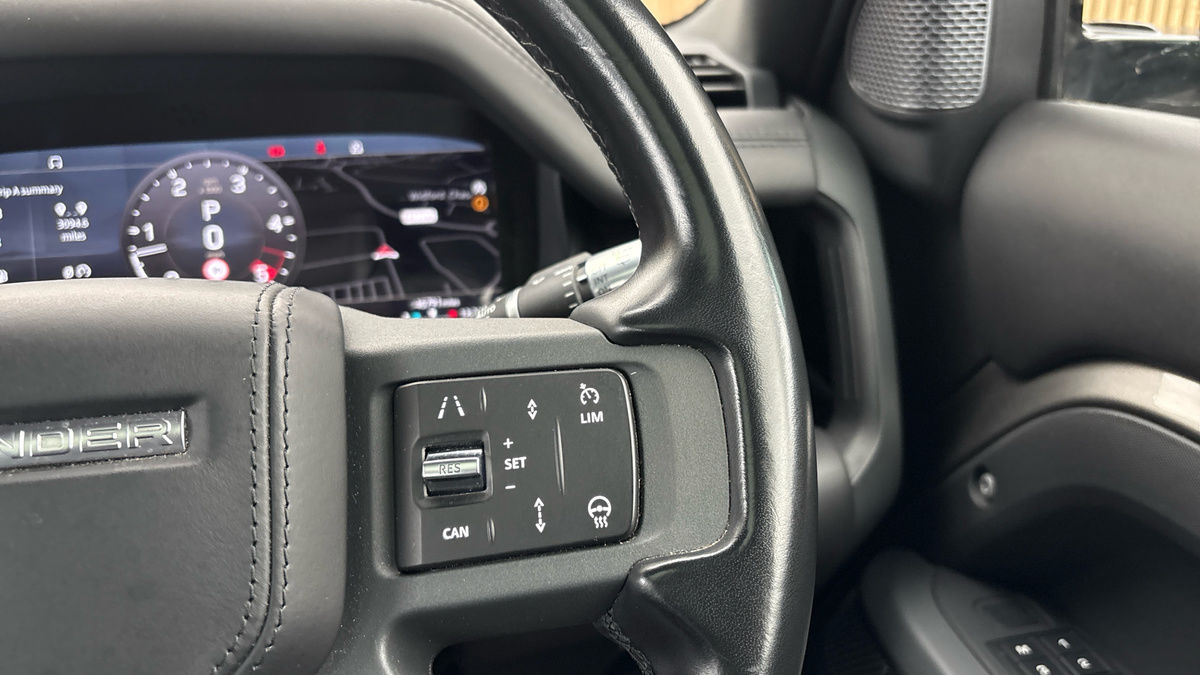 Land Rover Defender 110 Image 14