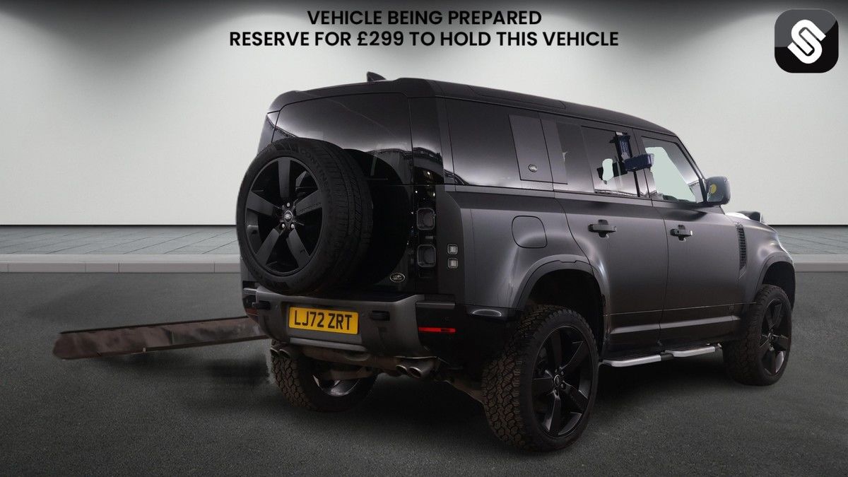 Land Rover Defender 110 Image 4