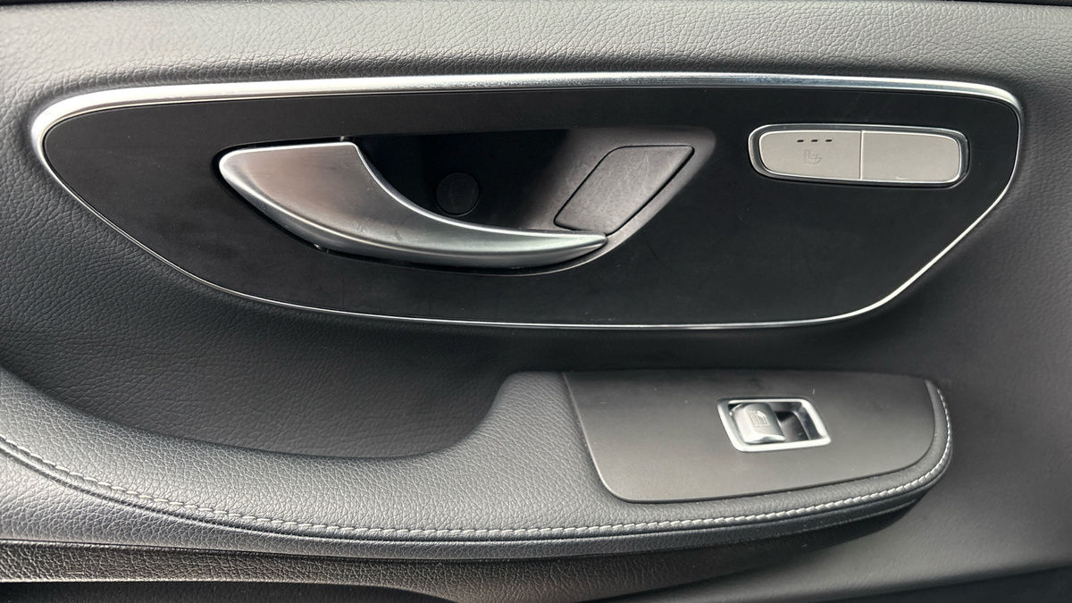 Mercedes-Benz V Class Image 19