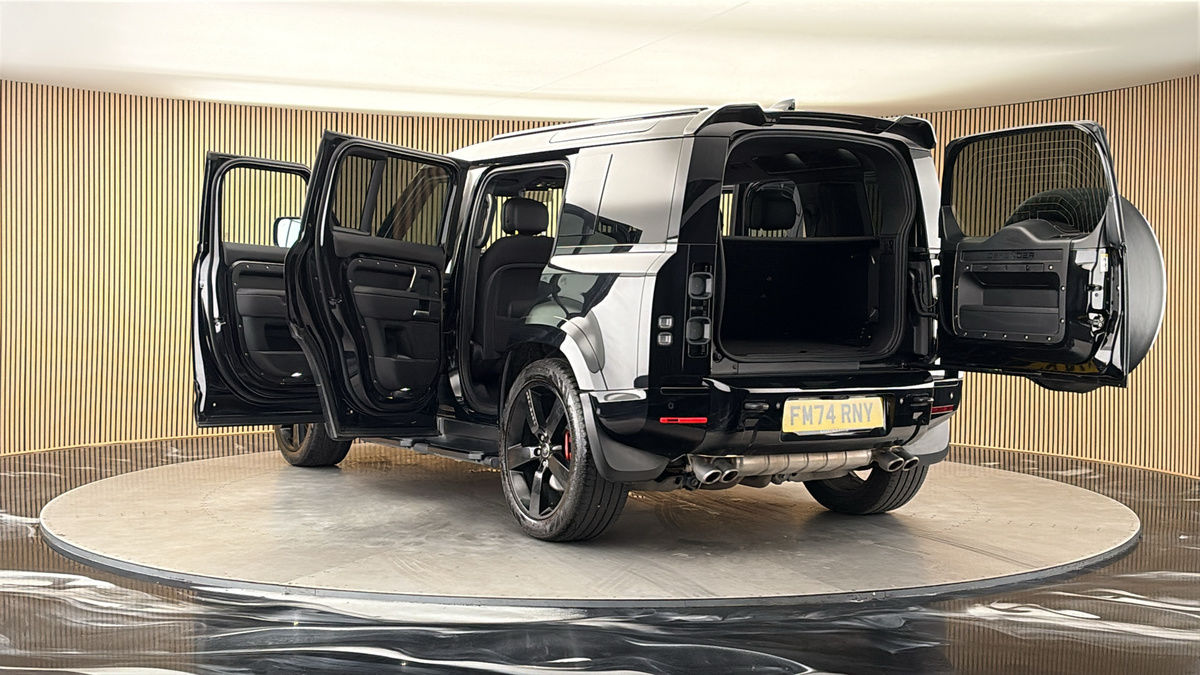 Land Rover Defender 110 Image 23