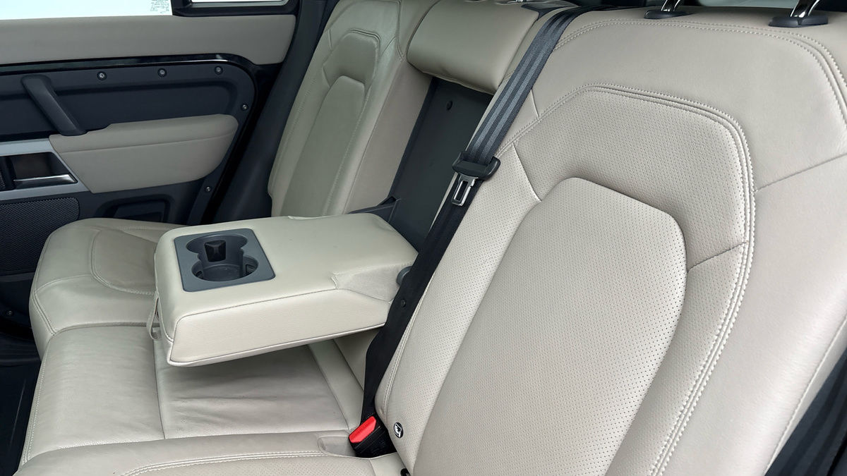 Land Rover Defender 110 Image 9