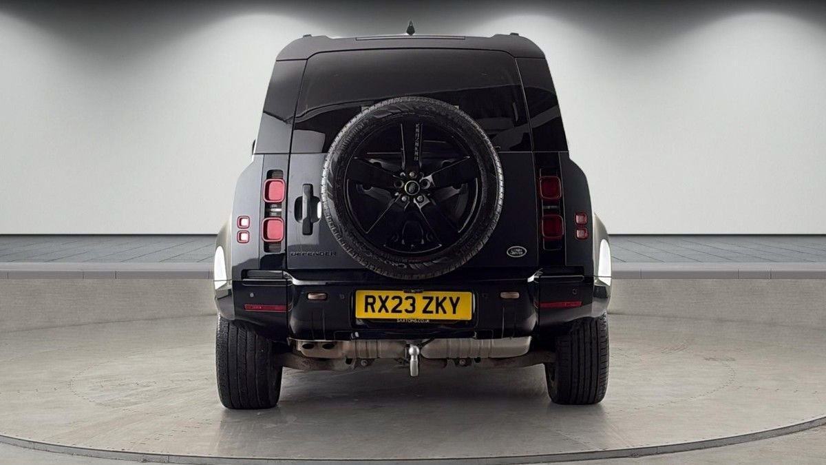 Land Rover Defender 110 Image 4