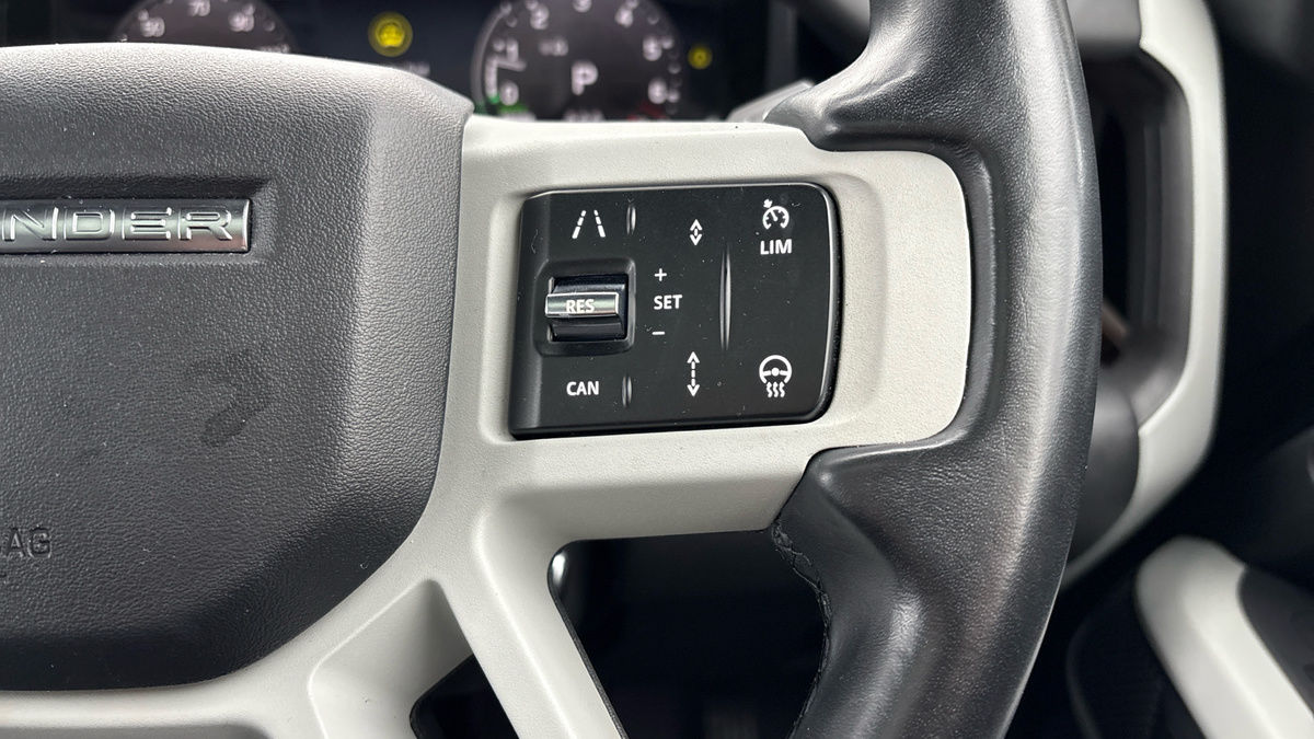 Land Rover Defender 110 Image 14