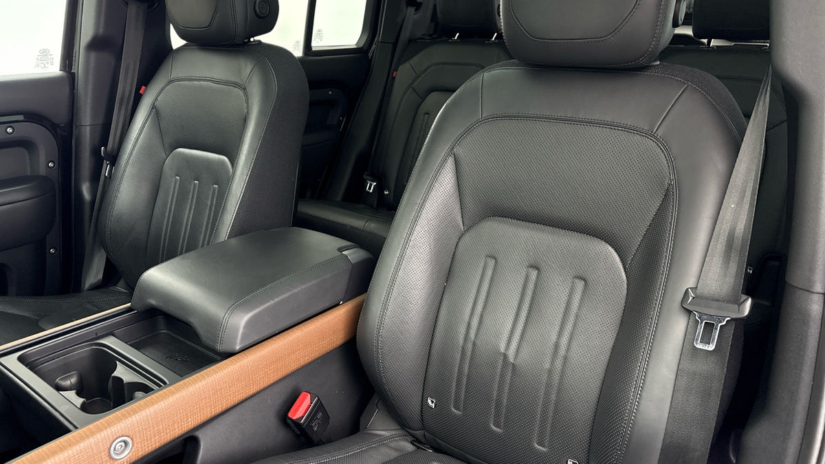 Land Rover Defender 110 Image 7