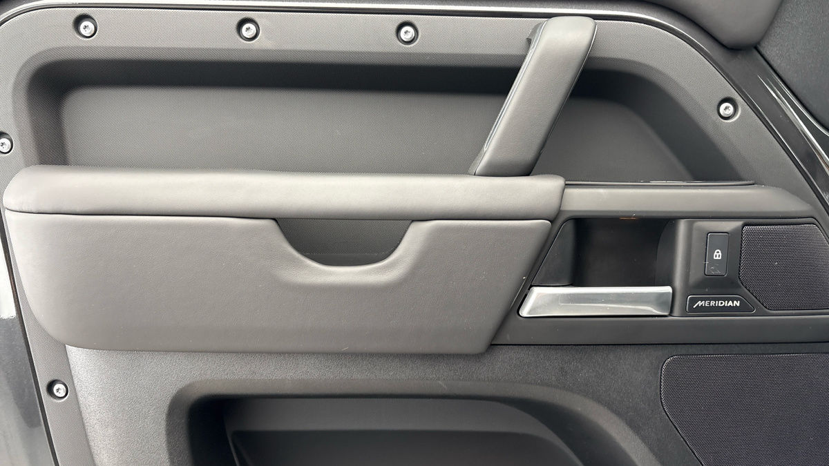 Land Rover Defender 110 Image 19