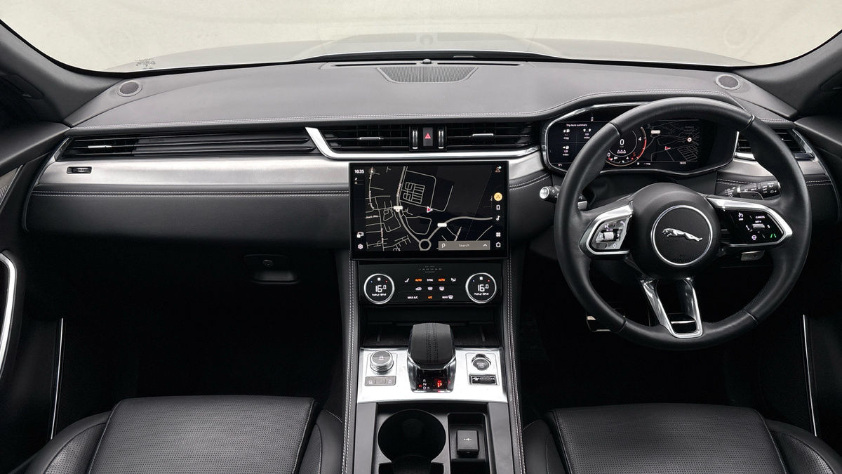 Jaguar F-PACE Image 12