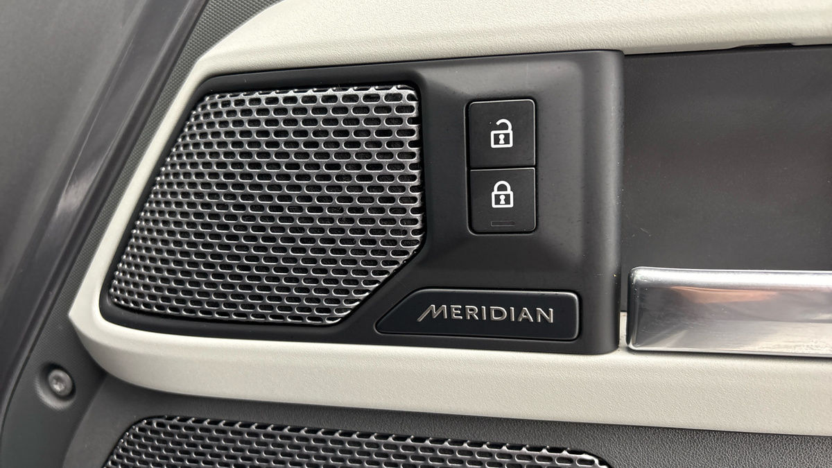Land Rover Defender 110 Image 25