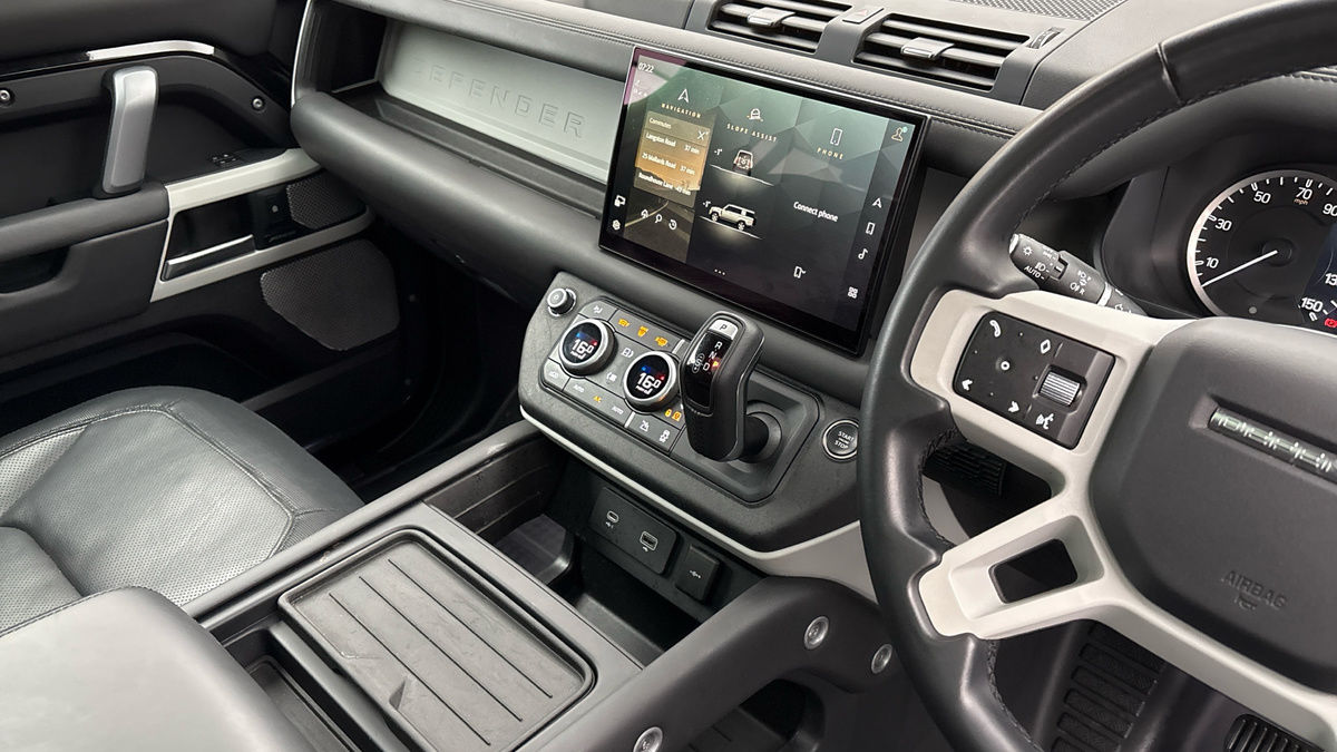 Land Rover Defender 130 Image 18
