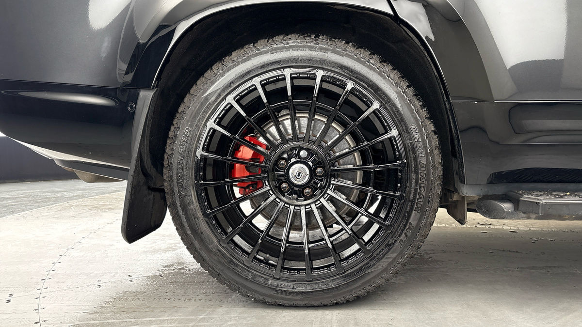 Land Rover Defender 130 Urban Image 10