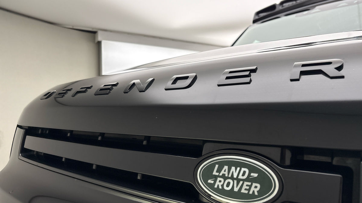 Land Rover Defender 110 Image 24