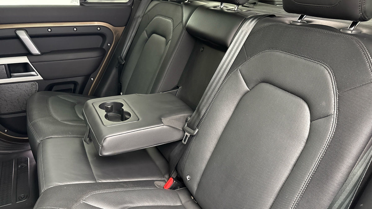 Land Rover Defender 110 Image 9