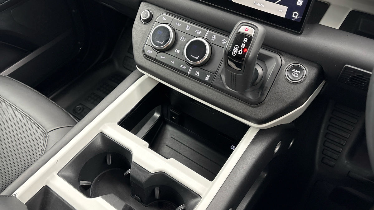 Land Rover Defender 110 Image 18