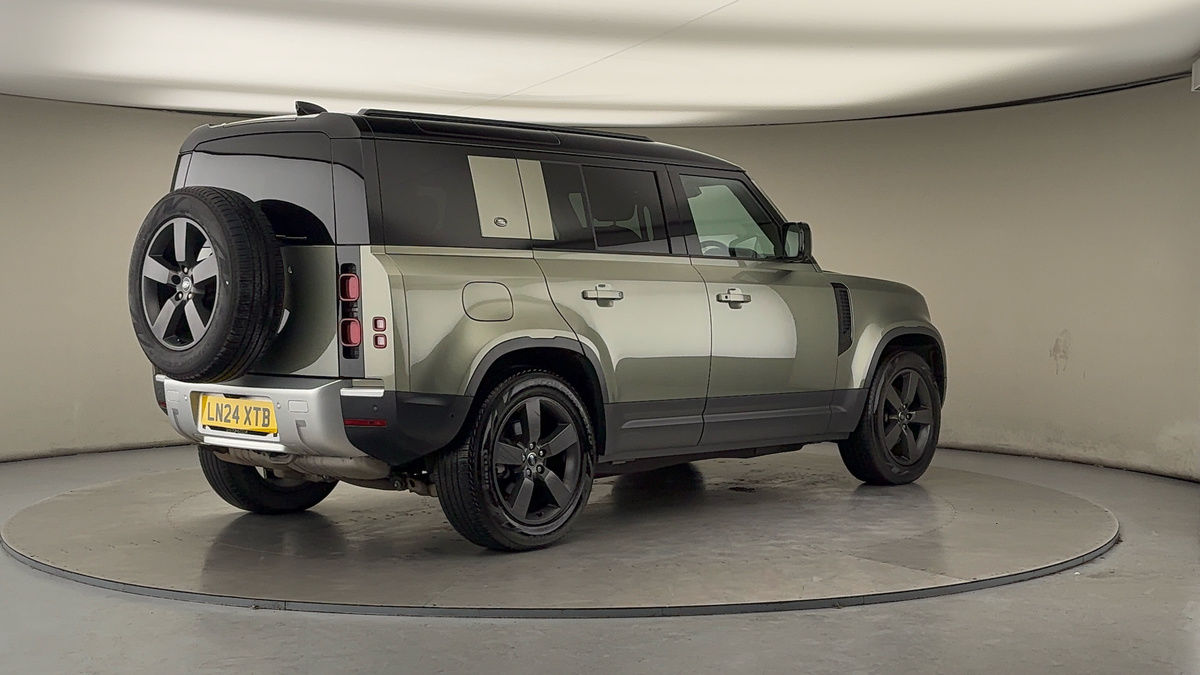 Land Rover Defender 110 Image 21