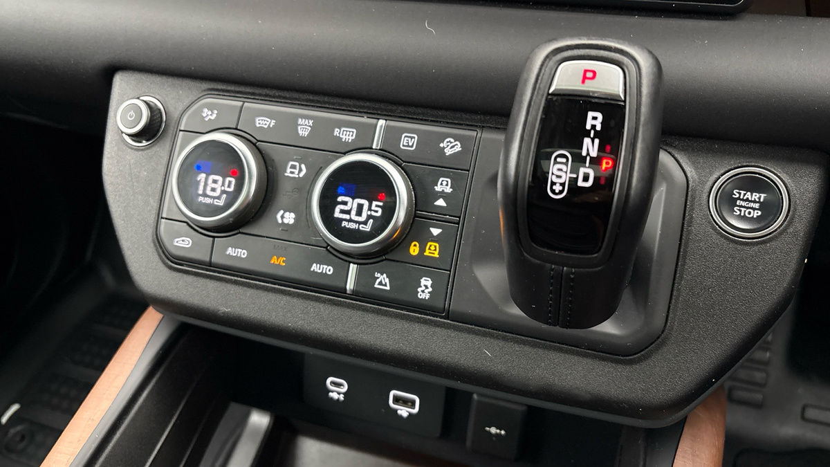 Land Rover Defender 110 Image 27
