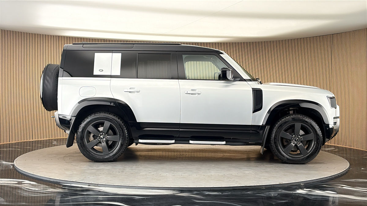 Land Rover Defender 110 Image 16