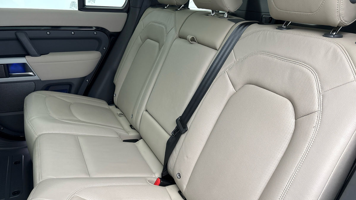 Land Rover Defender 110 Image 8