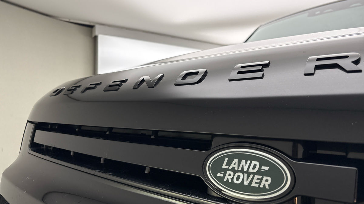 Land Rover Defender 110 Image 24