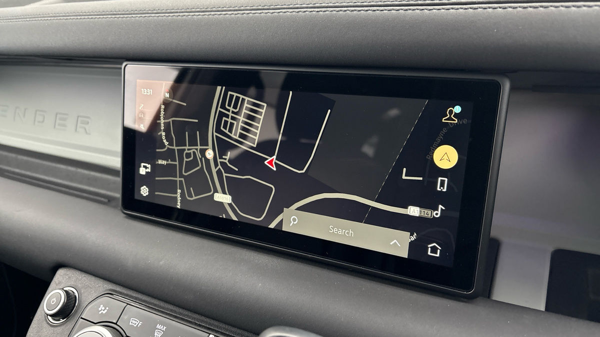 Land Rover Defender 110 Image 17