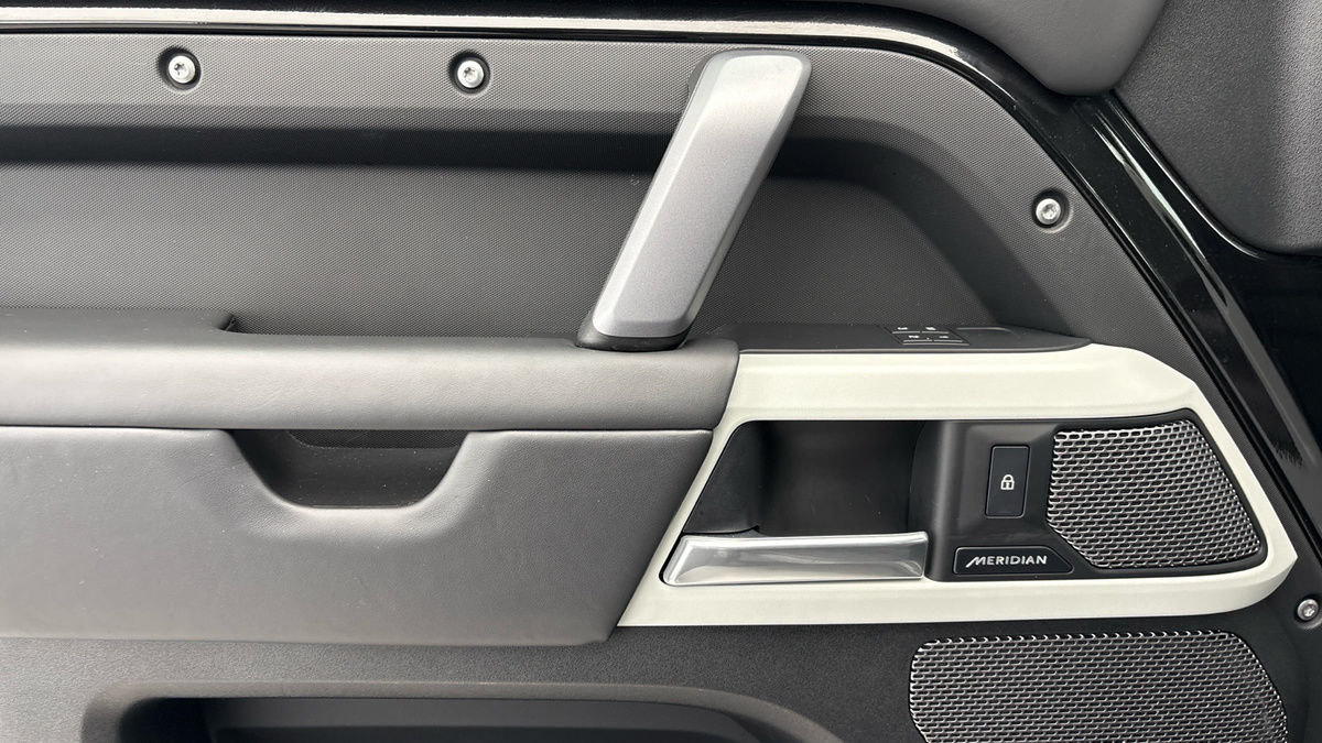 Land Rover Defender 110 Image 19