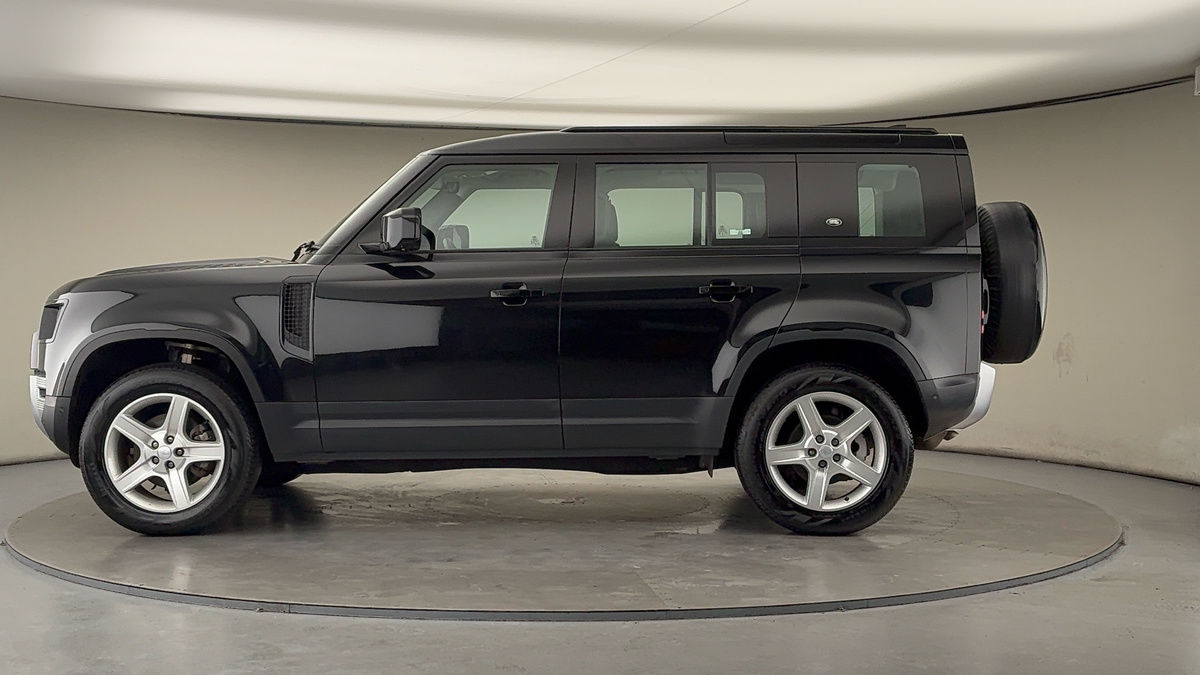 Land Rover Defender 110 Image 29