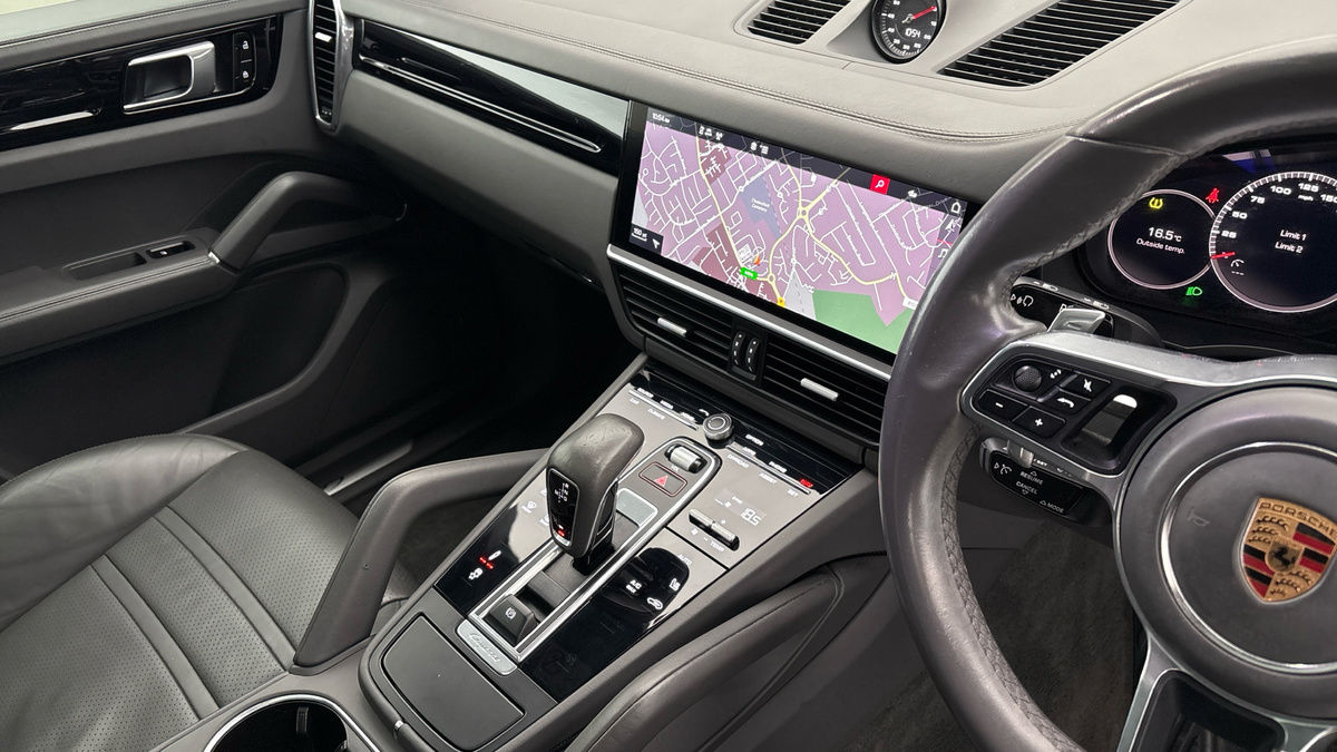 Porsche Cayenne Image 18