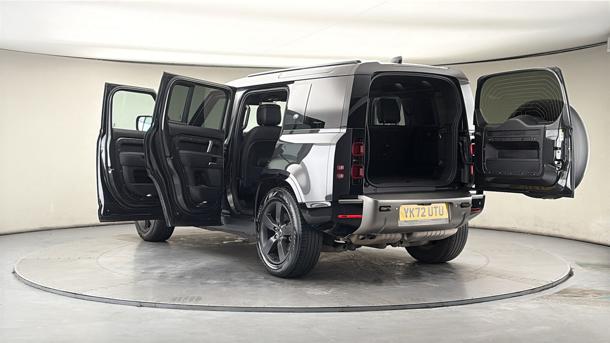 Land Rover Defender 110 Image 23