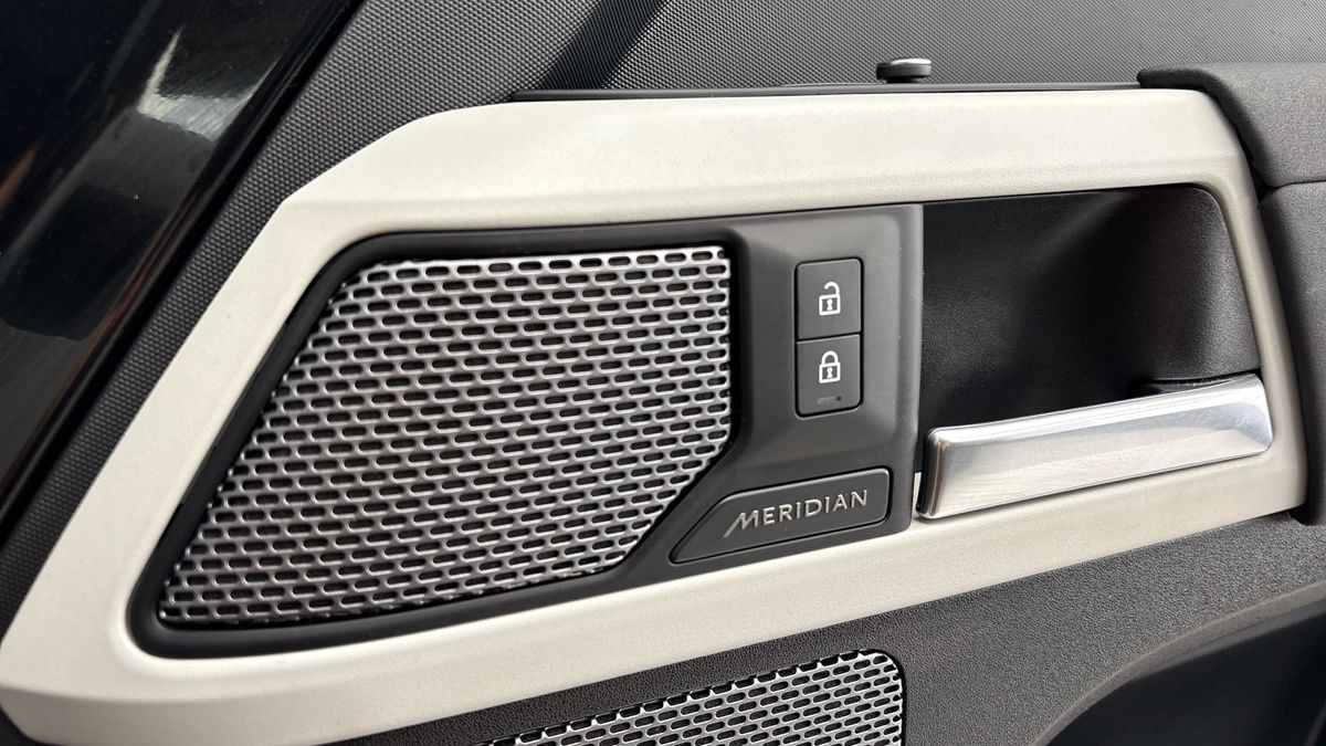 Land Rover Defender 110 Image 26