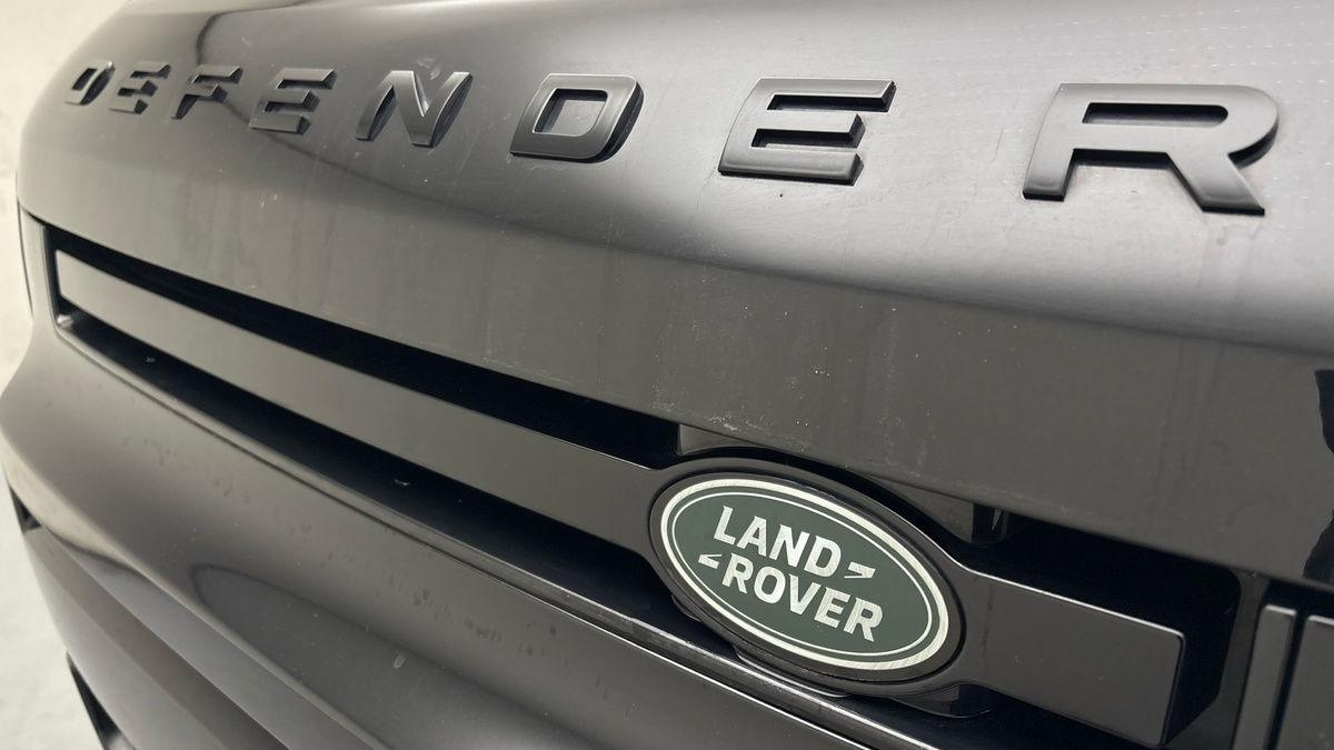 Land Rover Defender 110 Image 24