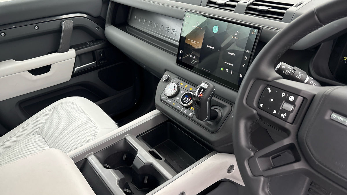 Land Rover Defender 110 Image 18