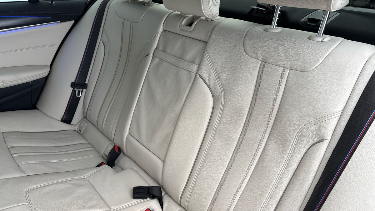BMW 5 Series Image 8