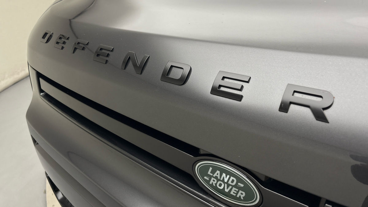 Land Rover Defender 110 Image 30