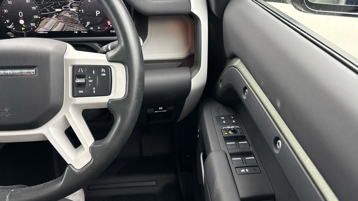 Land Rover Defender 110 Image 14