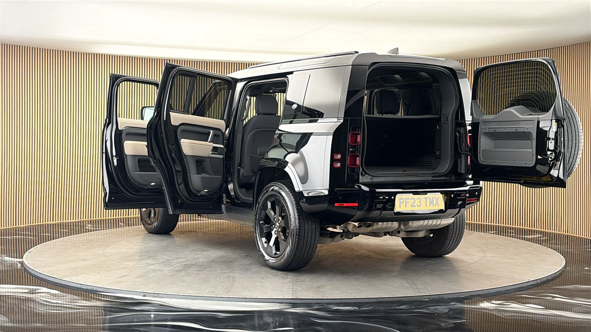 Land Rover Defender 110 Image 23