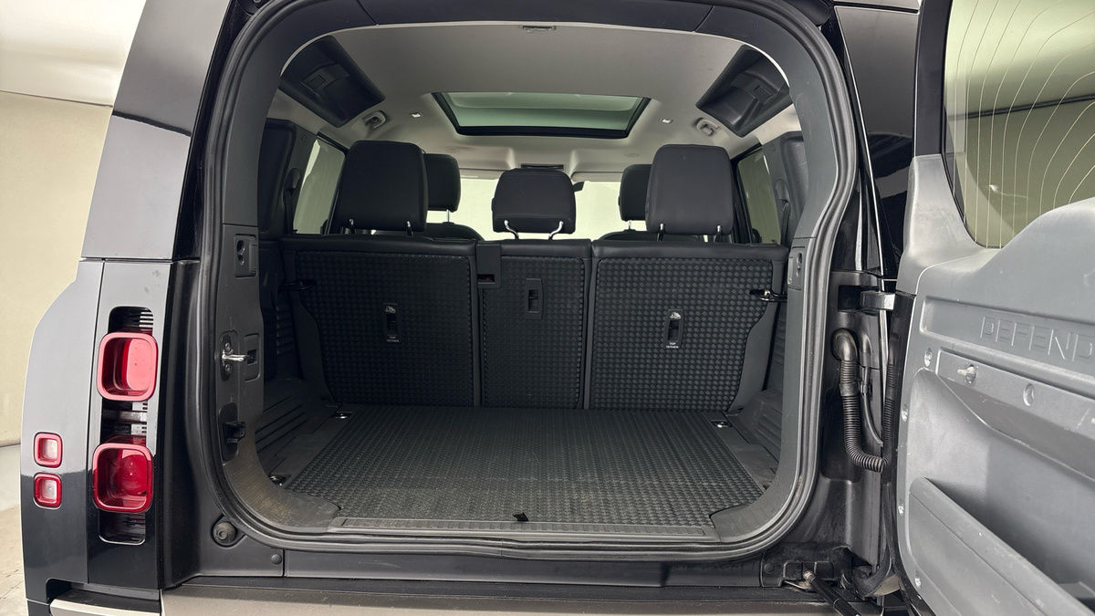 Land Rover Defender 110 Image 11