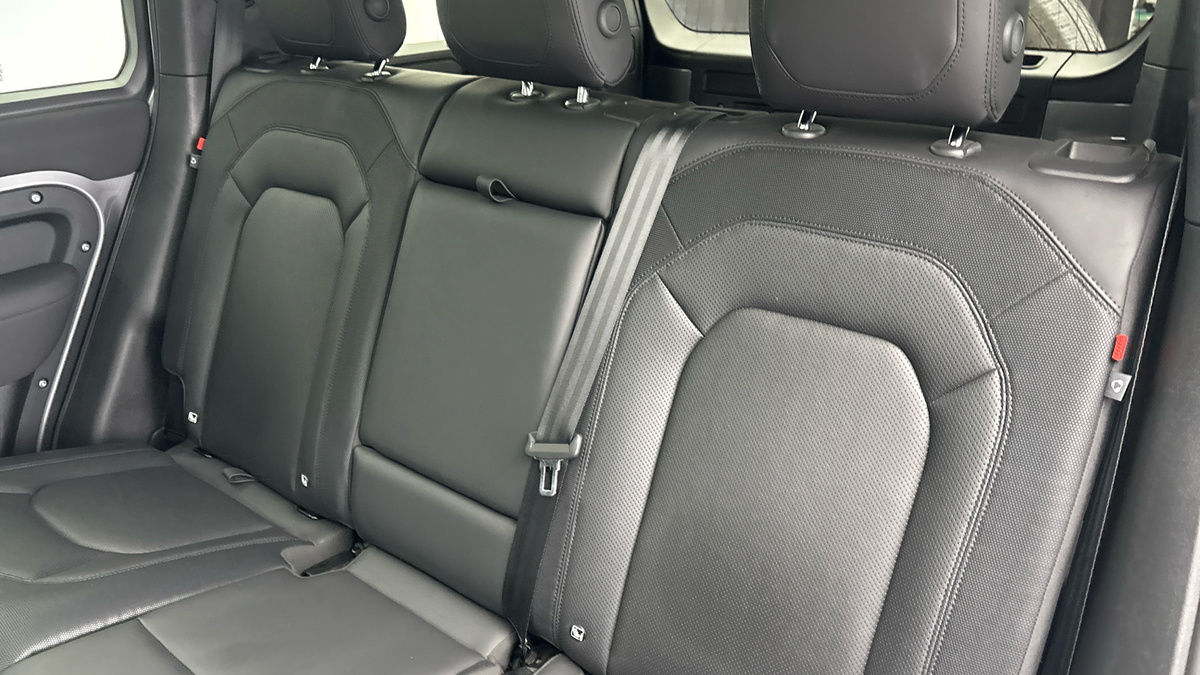 Land Rover Defender 110 Image 8