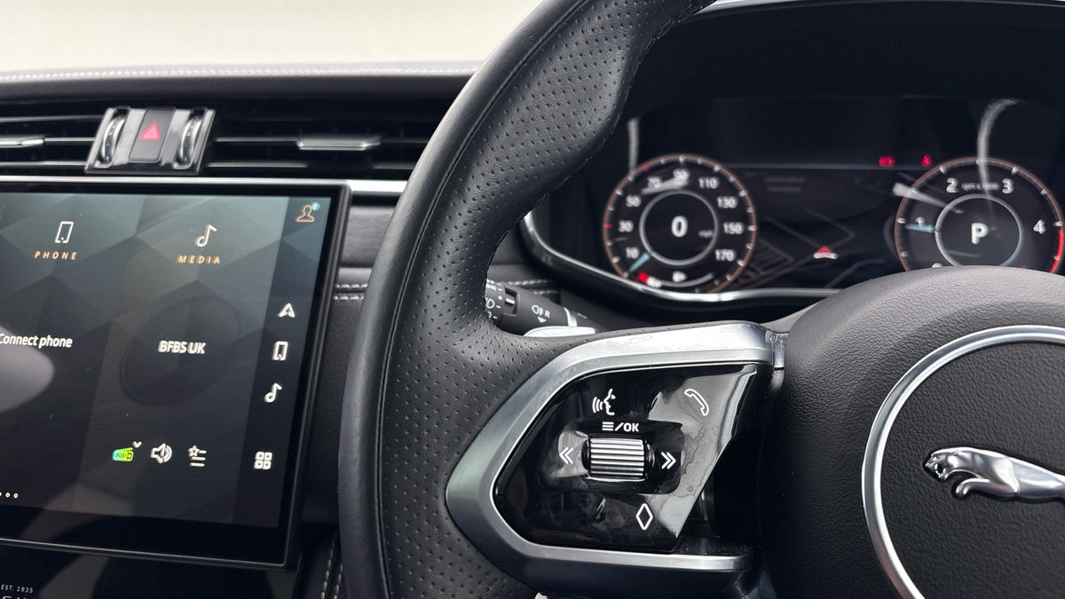 Jaguar F-PACE Image 13