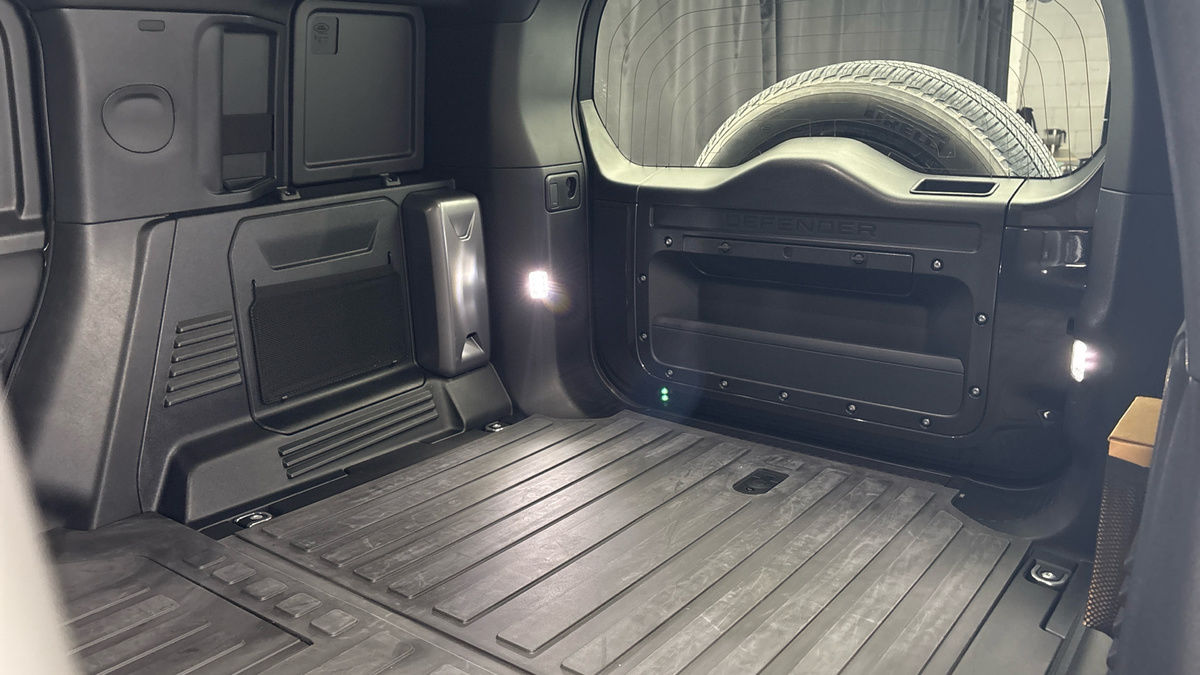 Land Rover Defender 110 Image 8