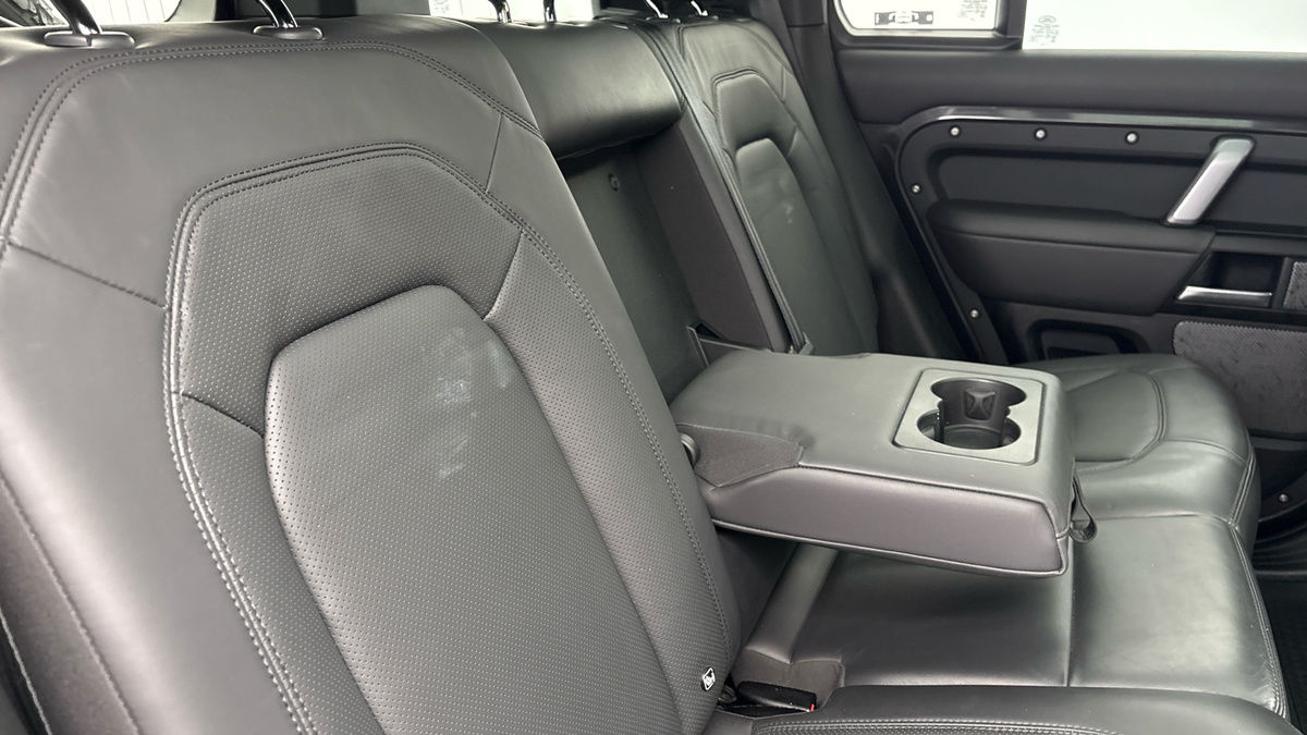 Land Rover Defender 110 Image 9