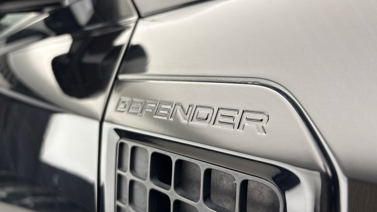 Land Rover Defender 110 Image 36