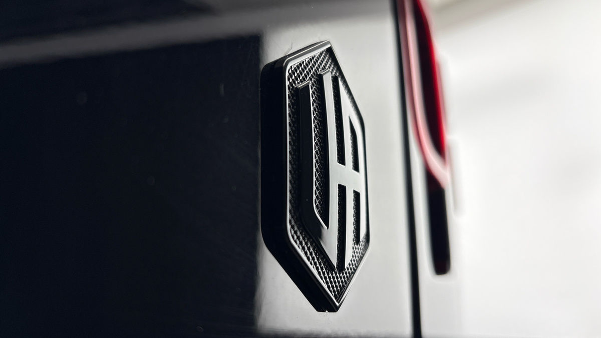 Land Rover Defender 130 Urban Image 32