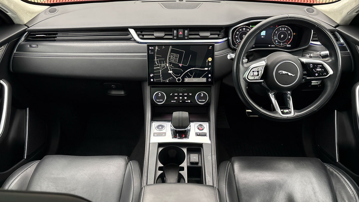 Jaguar F-PACE Image 12