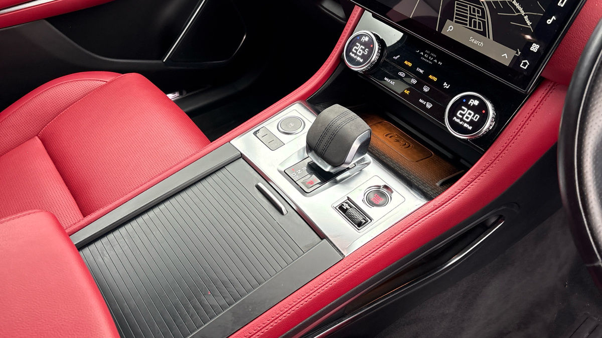 Jaguar F-PACE Image 18