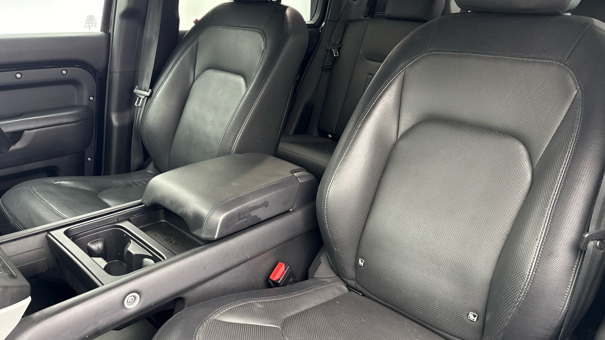 Land Rover Defender 110 Image 7