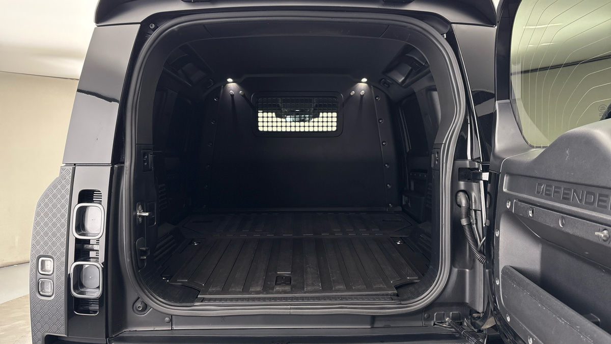 Land Rover Defender 110 Image 11